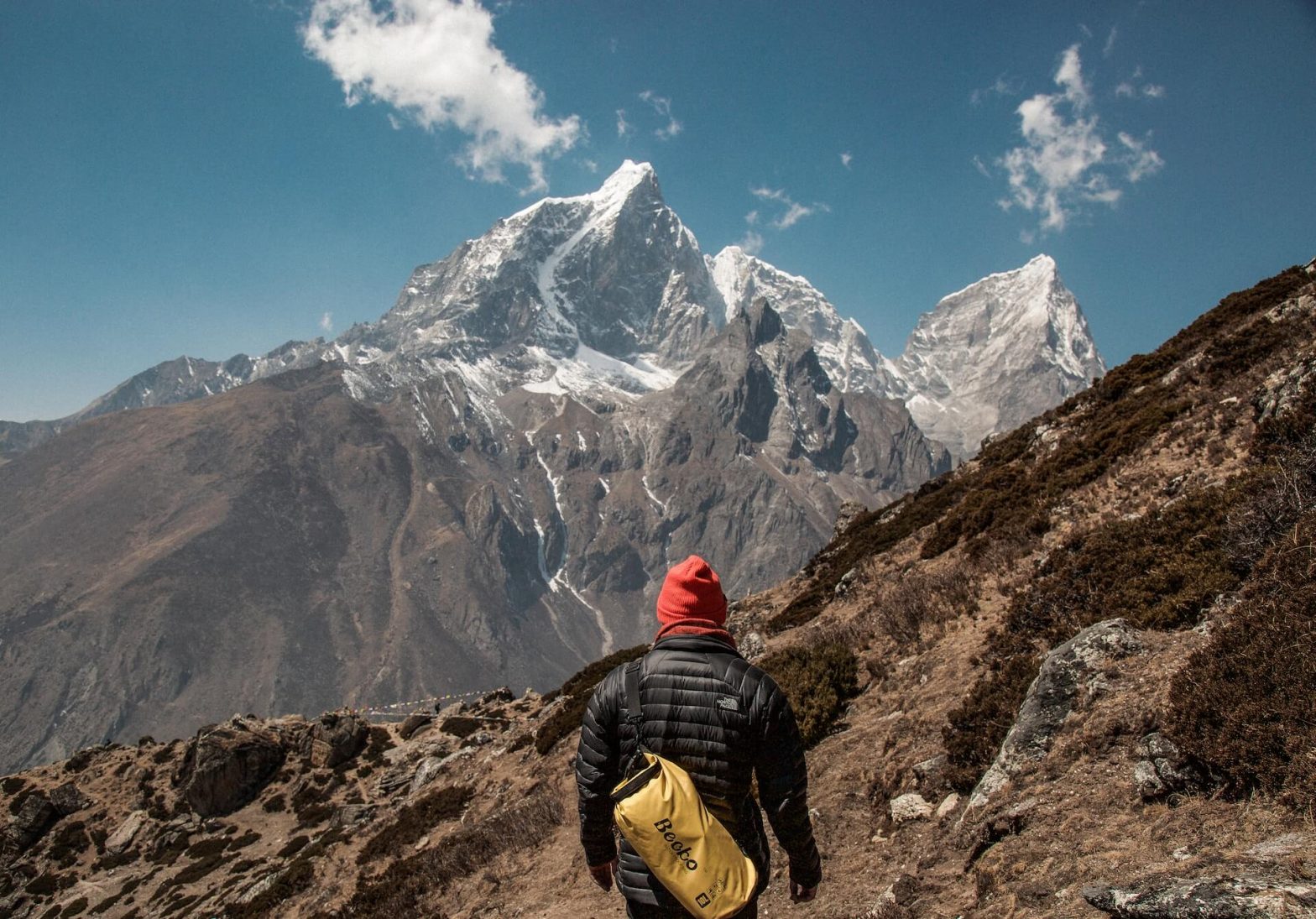 Persona en viaje, caminando hacia el Everest con determinación.